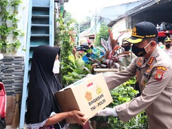Polres Jakut Bagikan 443 Paket Sembako ke Warga Terdampak COVID-19