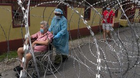 FOTO: Denyut Zona Merah Covid-19 Malaysia di Balik Kawat Duri