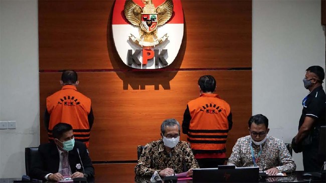 KPK umumkan dua tersangka kasus dugaan suap proyek di Dinas PUPR Kabupaten Muara Enim.