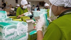 Omzet Menurun, Pengusaha Boneka Banting Stir Produksi Masker