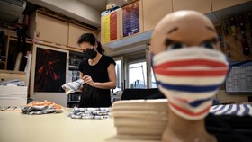 Dari Tutu ke Masker, Cara Pembuat Kostum Opera Lawan Pandemi