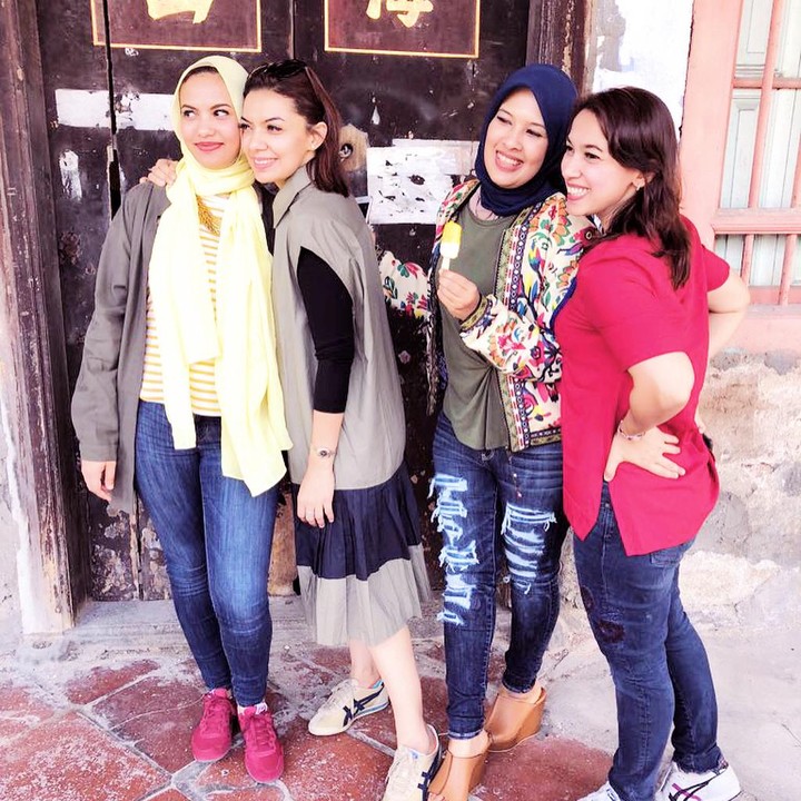 <p>Meskipun liburan kali ini formasi enggak lengkap, Najeela, Najwa, dan Nasywa mengajak ibunda mereka jalan-jalan nih. Kompak banget dan <em>sister's goal</em> banget. (Foto: Instagram @nahlashihab)  </p>