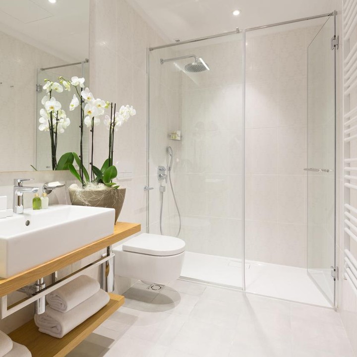 <p> Jika kamar mandi ukurannya cukup luas, bisa tambahkan sekat kaca antara tempat mandi dan toilet. Jadi, kamar mandi terasa lebih nyaman. (Foto: Getty Images/iStockphoto/rilueda) </p>