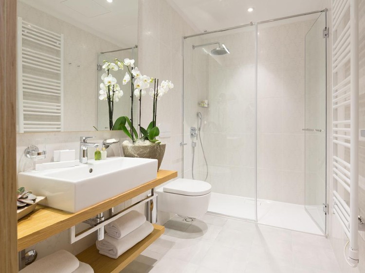 kamar mandi Interior of a haotel bathroom