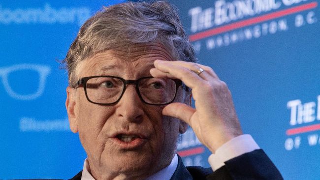 Take a peek at Bill Gates’ cellphone of choice, widescreen suitable for reading journals