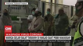VIDEO: Warga Gelar Salat Tarawih di Masjid Saat PSBB Makassar