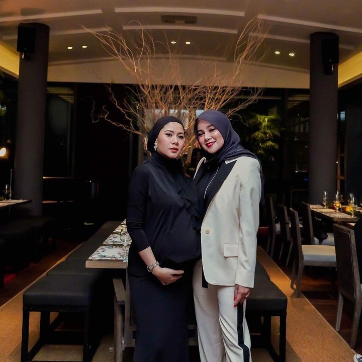 <p>Nah, salah satu saudara Olla Ramlan yang sangat mirip dengannya adalah Cynthia Ramlan. Mereka sama-sama memiliki wajah oval yang cantik. (Foto: Instagram @cynthiaramlan)</p>