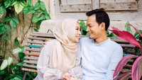 <p>Romantis banget bersama istri tanpa hasan. Ternyata ini saat mereka merayakan ulang tahun pernikahan. <em>He-he-he.</em> Semoga langgeng Fedi dan Vanny. (Foto: Instagram @fedinuril)  </p>