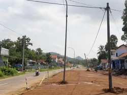Waduh! Bisa-bisanya Tiang Listrik Hadang Proyek Jalur Pansela
