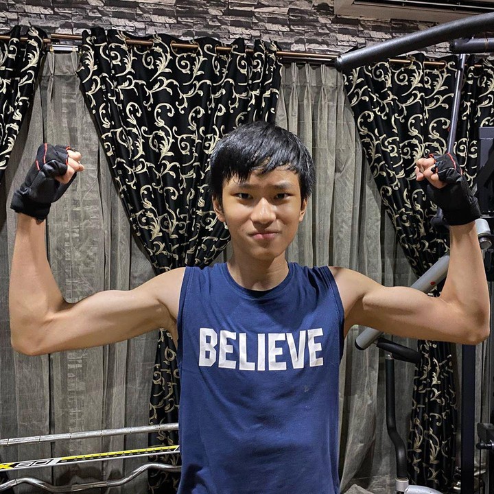 Semenjak orang tuanya bercerai, Azka tinggal bersama Deddy. Tak heran ya kalau hobi kedunya sama, rajin nge-gym yang bikin tubuhnya kekar meski masih remaja. (Foto: Instagram @azkacorbuzier)