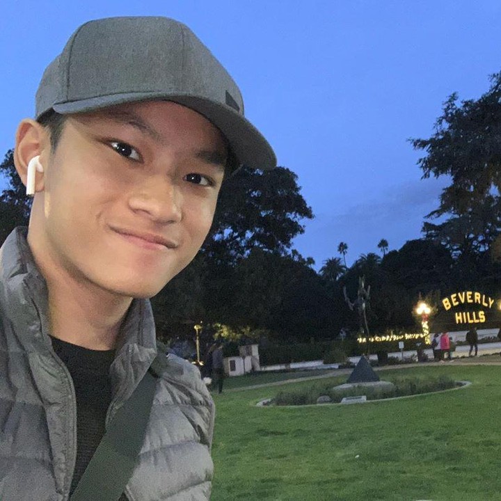 Azka Corbuzier tumbuh menjadi remaja yang berbadan tegap dan berwajah ganteng. Tapi ternyata, anak Deddy Corbuzier dan Kalina Ocktaranny ini baru berusia 14 tahun Juni mendatang. (Foto: Instagram @azkacorbuzier)