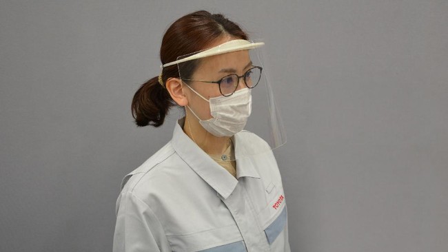 Alat pelindung wajah produksi Toyota di Jepang.