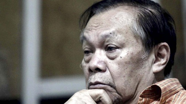 Dokter Kartono Muhammad kelahiran Batang, Jawa Tengah 13 Juli 1939. Dokter di TNI Angkatan Laut dengan pangkat terakhir Mayor ini juga aktif di berbagai organisasi, termasuk sempat menjadi Ketua Pengurus Besar Ikatan Dokter Indonedia PB IDI 19851988. File