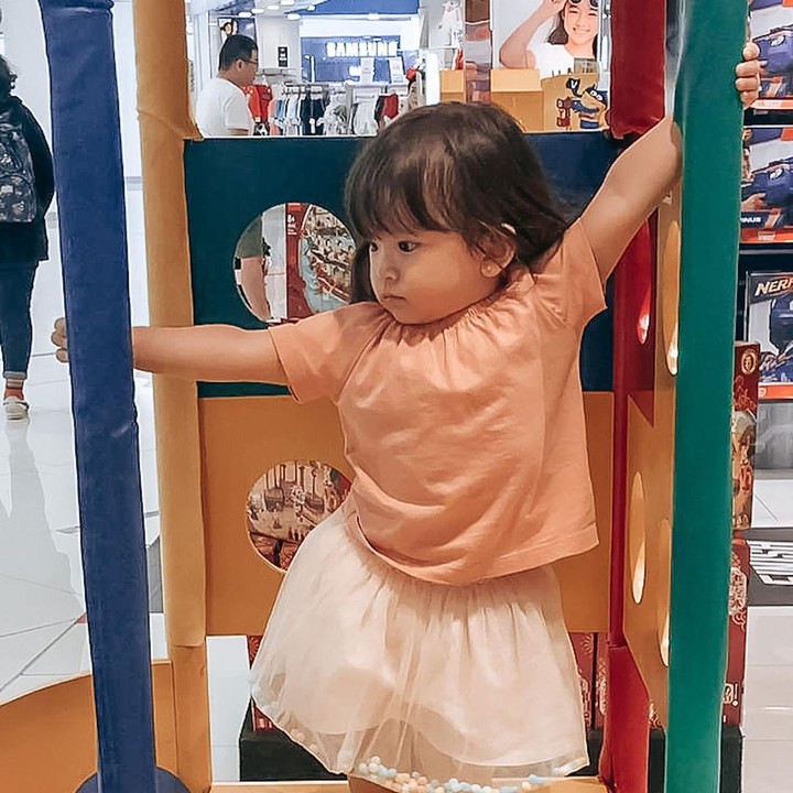Percaya kan kalau Zylvechia pintar bergaya. Sekali jepret langsung deh posenya gemas dan imut banget. (Foto: Instagram @frandaaa87)
