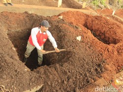 Nisan Tak Bernama dan Cerita Penggali Makam COVID-19 di Bandung