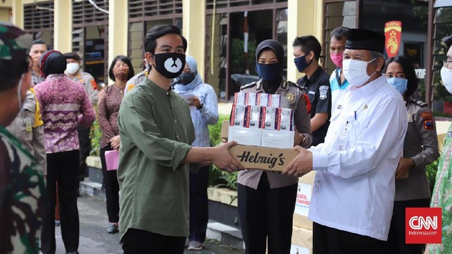 Gibran Rakabuming Raka memberikan bantuan APD ke sejumlah Rumah Sakit area Solo Raya di Polresta Surakarta, Selasa (28/4)