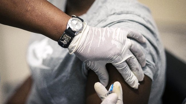 Sisi Ndebele, receives a seasonal influenza vaccine from a nurse at a local pharmacy clinic in Johannesburg, South Africa at 1800 on Friday, April 24, 2020. (AP Photo/Themba Hadebe)