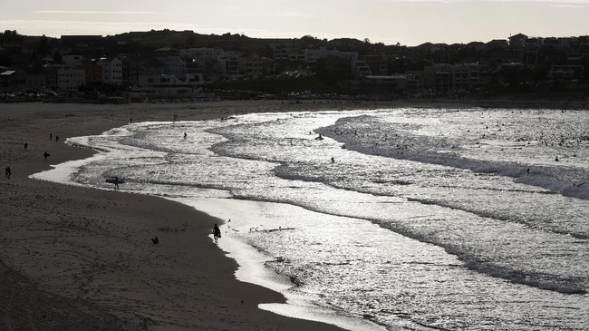 FOTO: Ceria Usai Lockdown di Pantai Bondi