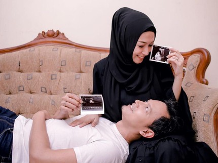 7 Potret Romantis Fedi Nuril ke Istri yang Sedang Hamil Anak Kedua