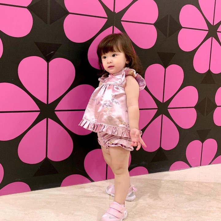 Diceritakan Franda kalau pada perayaan Imlek kemarin, Zylvechia sudah disediakan baju cheongsam. Namun sayangnya, susah banget diajak foto. Dia malah asyik berpose sendiri. (Foto: Instagram @frandaaa87)