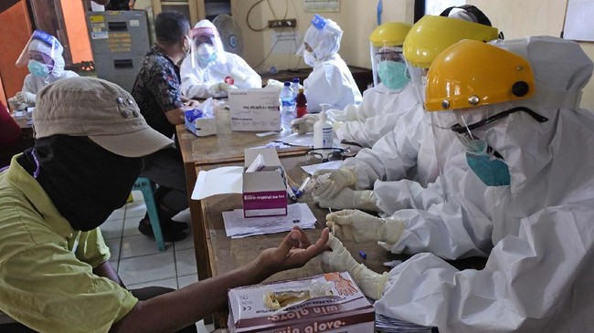 Petugas kesehatan melaksanakan rapid test atau pemeriksaan cepat COVID-19 di Pasar Kranggot, Cilegon, Banten, Kamis (23/4/2020). Pemeriksaan dilakukan terhadap para pedagang dan pengunjung pasar sebagai upaya mencegah penyebaran COVID-19 dari orang-orang yang berpotensi terpapar saat beraktivitas di ruang publik. ANTARA FOTO/Asep Fathulrahman/aww.