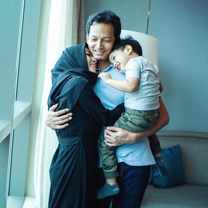 <p>Fedi nampak bahagia memeluk Vanny dan Hasan nih. Duh, <em>so sweet</em> banget ya. (Foto: Instagram @fedinuril)</p>