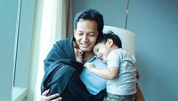 <p>Fedi nampak bahagia memeluk Vanny dan Hasan nih. Duh, <em>so sweet</em> banget ya. (Foto: Instagram @fedinuril)</p>
