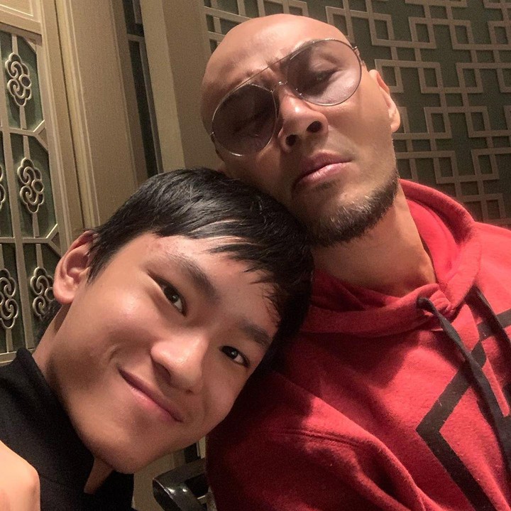 Kedekatan dengan sang ayah membuat keduanya seperti sahabat ya, Bunda. (Foto: Instagram @azkacorbuzier)