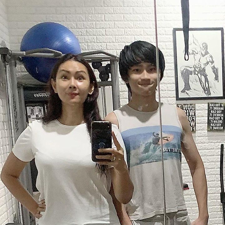 Bersama sang ibu, Kalina yang kini tingginya sudah disaingi oleh Azka. (Foto: Instagram @kalinaocktaranny)