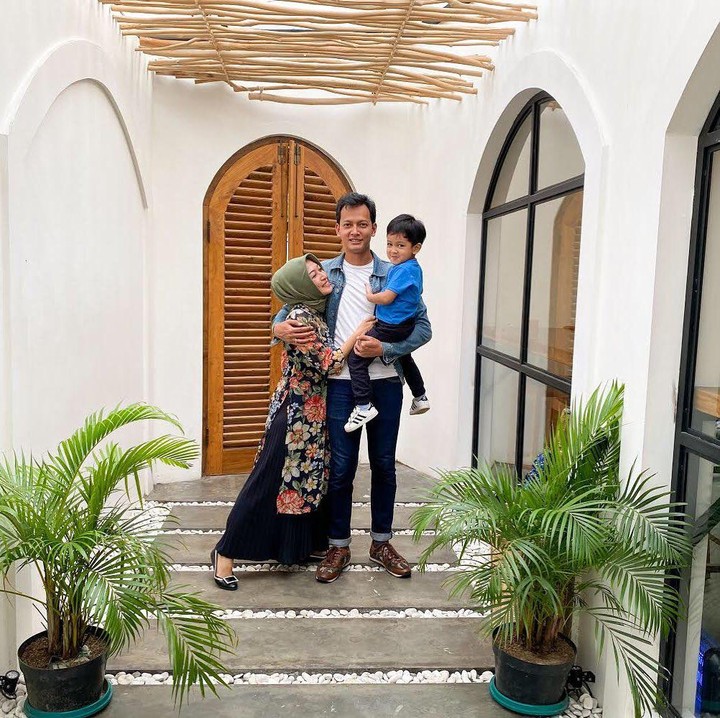 <p>Liburan ke Yogyakarta bareng keluarga kecil yang menurutnya seperti sebuah rumah. Tempat untuk kembali kapan pun dan di mana pun. (Foto: Instagram @fedinuril)</p>