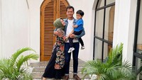 <p>Liburan ke Yogyakarta bareng keluarga kecil yang menurutnya seperti sebuah rumah. Tempat untuk kembali kapan pun dan di mana pun. (Foto: Instagram @fedinuril)</p>