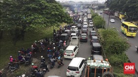Hari Pertama PSBB, Akses Masuk Surabaya Macet Total