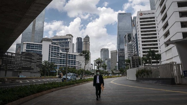 Pengamat Ketenagakerjaan menilai lonjakan pengaduan atau laporan terkait THR karena ketidakpastian ekonomi kian tinggi.