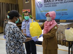 KKP Bagikan Ribuan Paket Sembako dan Masker untuk Nelayan di Serang