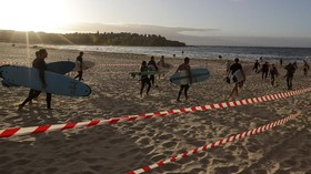 Keceriaan Surfer Kembali Tunggangi Ombak Pantai Bondi