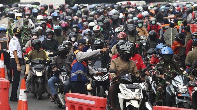 Petugas memeriksa dokumen kependudukan warga yang akan masuk ke Surabaya di Bundaran Waru, Surabaya, Jawa Timur, Selasa (28/4/2020). Petugas gabungan memperketat akses masuk ke Surabaya dengan melakukan screening atau pemeriksaan kepada warga di hari pertama pelaksanaan Pembatasan Sosial Berskala Besar (PSBB) di Surabaya. ANTARA FOTO/Didik  Suhartono/foc.