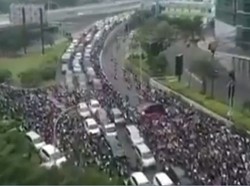 Video Macet Parah di Perbatasan Surabaya-Sidoarjo Saat PSBB