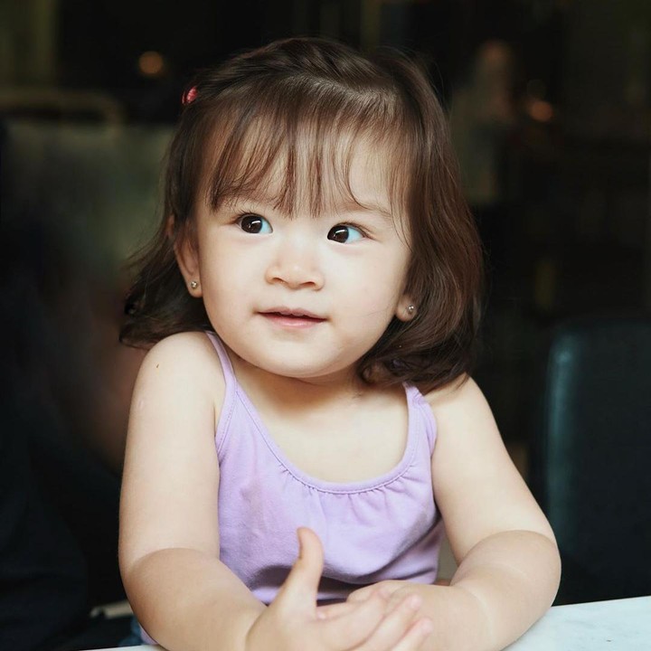 Si Nonik jadi panggilan kesayangan Franda ke Zylvechia. Franda seolah tak percaya, melihat anaknya cepat besar. Nonik sendiri biasa dipakai untuk panggilan sayang untuk anak perempuan nih, Bunda. (Foto: Instagram @frandaaa87)