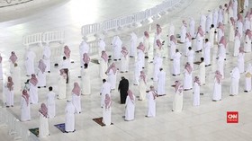 VIDEO: Jaga Jarak Saat Salat Berjemaah Di Kabah