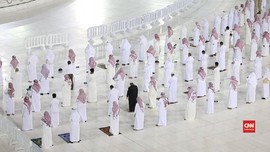 VIDEO: Jaga Jarak Saat Salat Berjemaah Di Kabah