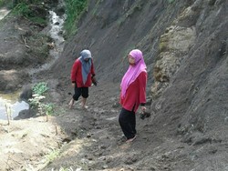 Perjuangan Guru di Ciamis Mendaki Bukit demi Mengajar Muridnya di Rumah