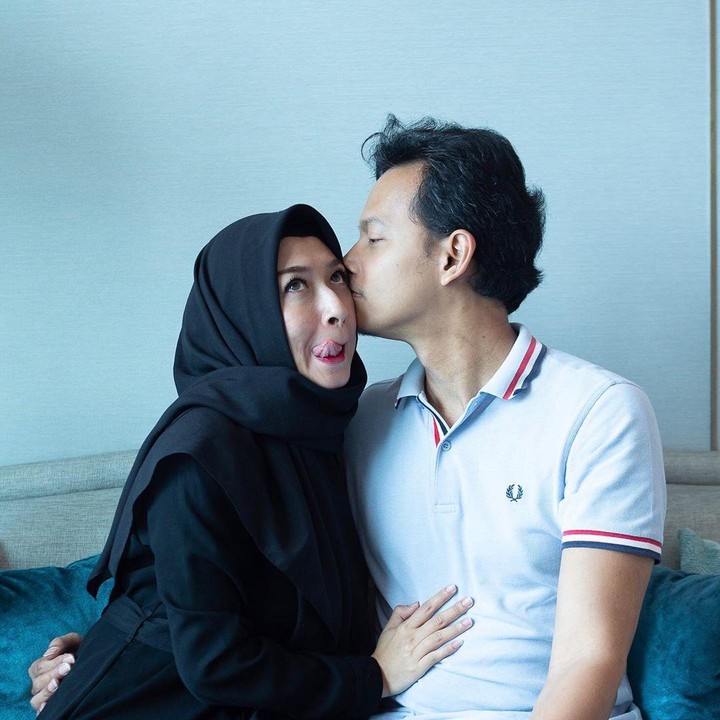 <p>Sering bersikap romantis pada istri, Fedi mencoba meniru salah satu sikap Rasulullah SAW yang bersikap lemah lembut dan merayu istrinya. (Foto: Instagram @fedinuril)</p>