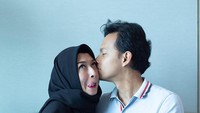 <p>Sering bersikap romantis pada istri, Fedi mencoba meniru salah satu sikap Rasulullah SAW yang bersikap lemah lembut dan merayu istrinya. (Foto: Instagram @fedinuril)</p>