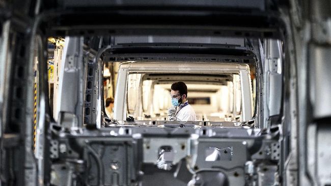 Pabrik Fiat di Italia Kembali Beroperasi A worker wears a mask at the Sevel plant of Atessa, Central Italy, Monday, April 27, 2020. Italian factories, construction sites and wholesale supply businesses can resume activity as soon as they put safety measures into place aimed at containing contagion with COVID-19. This concession comes with partial easing of national lockdown restrictions announced Sunday night by Italian Premier Giuseppe Conte. (Cecilia Fabiano/LaPresse via AP)