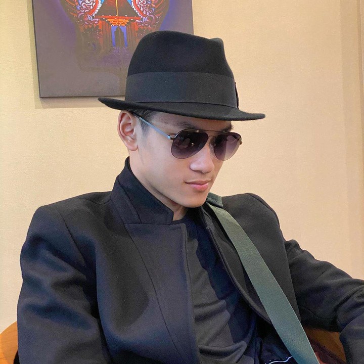 Duh, kalau udah berpenampilan kaya gini kelihatan ganteng banget ya Azka. Selain ganteng dan Pinter, Azka juga ternyata jago cari uang lewat YoTube lho. (Foto: Instagram @azkacorbuzier)