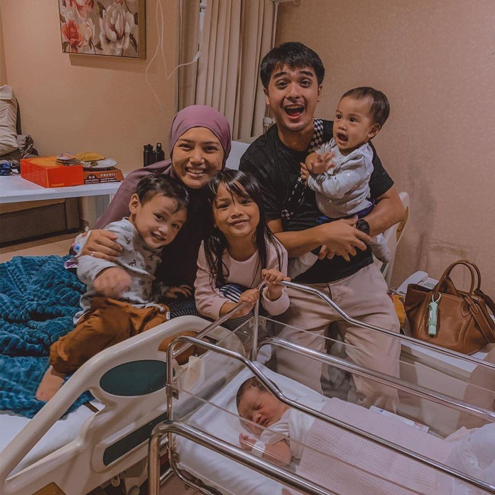 Pada 21 Maret 2020 lalu, si bungsu Aisyah Akyza Pratama lahir, melengkapi kebahagiaan keluarga Ricky Harun. (Foto: Instagram @rickyharun)