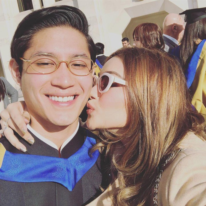 <p>Nurah tampak hadir dan menemani Rassya yang baru saja lulus kuliah di London, Inggris beberapa waktu lalu. (Foto: Instagram @nourahsheivirah)</p>