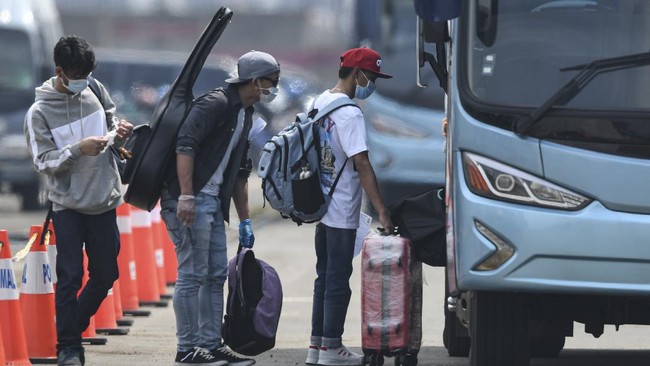 Warga Negara Indonesia (WNI) yang menjadi anak buah kapal Kapal Pesiar MV Dream Explorer menaiki bus setibanya di Pelabuhan JICT, Tanjung Priok, Jakarta, Rabu (29/4/2020). Sebelum dibawa menuju hotel untuk menjalani isolasi mandiri, 359 WNI tersebut terlebih dahulu menjalani rapid test. ANTARA FOTO/Nova Wahyudi/aww.
