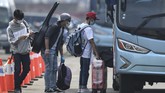 ABK Kapal Pesiar MV Explorer Dream Tiba di Jakarta Warga Negara Indonesia (WNI) yang menjadi anak buah kapal Kapal Pesiar MV Dream Explorer menaiki bus setibanya di Pelabuhan JICT, Tanjung Priok, Jakarta, Rabu (29/4/2020). Sebelum dibawa menuju hotel untuk menjalani isolasi mandiri, 359 WNI tersebut terlebih dahulu menjalani rapid test. ANTARA FOTO/Nova Wahyudi/aww.