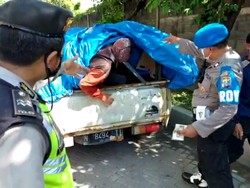 Polisi Tangkap Basah Pikap yang Selundupkan 8 Pemudik ke Surabaya